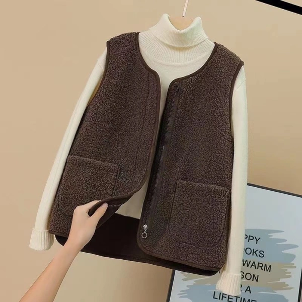 Với áo vest thiết kế “đang nịt” như mô tả, bạn có thể tạo độ gọn gàng bằng cách thắt một chiếc thắt lưng da mỏng hoặc dây buộc. (Ảnh 4) Với áo vest thiết kế “đang nịt” như mô tả, bạn có thể tạo độ gọn gàng bằng cách thắt một chiếc thắt lưng da mỏng hoặc dây buộc. (Ảnh 4)