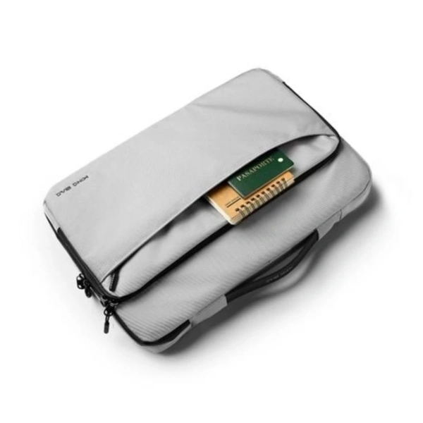 Khi công nghệ tiến bộ, các phụ kiện ngày càng đa dạng: sạc nhanh PD, docking station mini, ổ cứng SSD NVMe… Nếu túi không có ngăn phụ kiện, việc nâng cấp hoặc thay đổi các phụ kiện sẽ trở nên lộn xộn hơn, buộc bạn phải tìm giải pháp thay thế tạm thời. (Ảnh 4) Khi công nghệ tiến bộ, các phụ kiện ngày càng đa dạng: sạc nhanh PD, docking station mini, ổ cứng SSD NVMe… Nếu túi không có ngăn phụ kiện, việc nâng cấp hoặc thay đổi các phụ kiện sẽ trở nên lộn xộn hơn, buộc bạn phải tìm giải pháp thay thế tạm thời. (Ảnh 4)