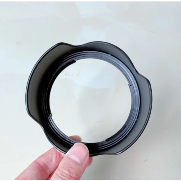 Khi quyết định mua hood, người dùng thường cân nhắc giữa các tùy chọn: hood OEM (Original Equipment Manufacturer) như EW‑73D, hood của bên thứ ba (thường làm bằng nhôm hoặc carbon) và việc không dùng hood mà thay vào đó dùng “lens cap” đa năng. (Ảnh 4) Khi quyết định mua hood, người dùng thường cân nhắc giữa các tùy chọn: hood OEM (Original Equipment Manufacturer) như EW‑73D, hood của bên thứ ba (thường làm bằng nhôm hoặc carbon) và việc không dùng hood mà thay vào đó dùng “lens cap” đa năng. (Ảnh 4)
