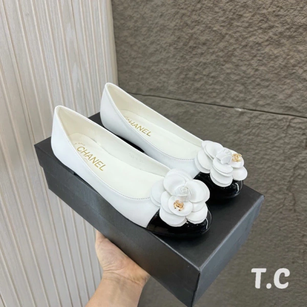 Để nơ búp bê không trở thành yếu tố “lấn” hơn cả khuôn mặt, người dùng cần chú ý đến ba yếu tố chính: màu sắc, vị trí gắn và sự hài hòa với các chi tiết trang điểm. (Ảnh 3)