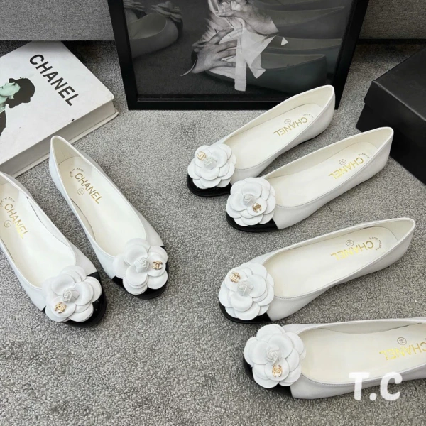 Một đồng nghiệp mới đến, áo sơ mi trắng và nơ búp bê hồng pastel gắn ở phía cổ. (Ảnh 4)
