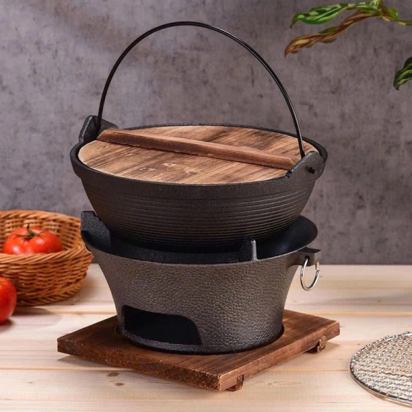 Ở góc bếp chỉ có 60 cm chiều rộng, một chiếc nồi gang 20‑24 cm đường kính với chiều cao khoảng 13 cm và trọng lượng có thể lên tới 6‑7 kg sẽ chiếm một phần không nhỏ diện tích và yêu cầu lực nâng cao. (Ảnh 2)