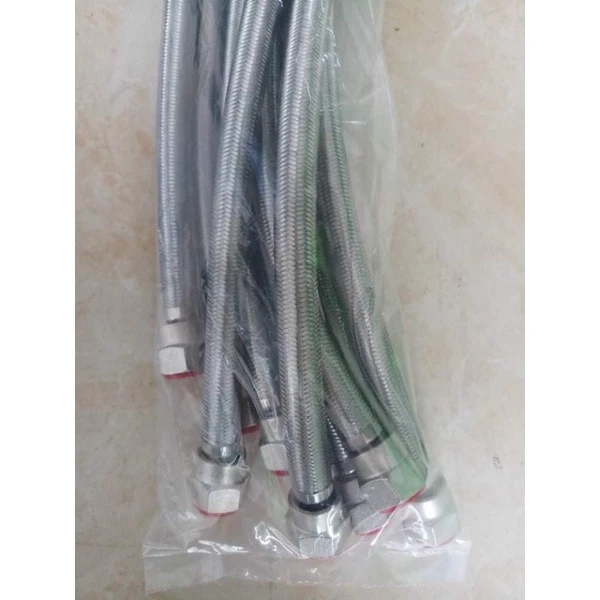 Nơi nối ốc đồng trên đường ống cấp nước bồn rửa mặt thường gây rò rỉ bất ngờ sau một thời gian sử dụng. - Ảnh 1 Nơi nối ốc đồng trên đường ống cấp nước bồn rửa mặt thường gây rò rỉ bất ngờ sau một thời gian sử dụng. - Ảnh 1