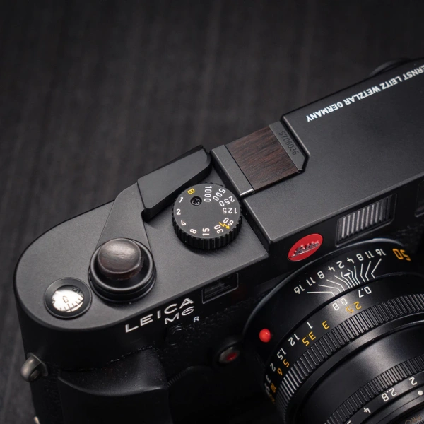 Nút chụp gỗ cho Leica thường gây trễ phản hồi, khiến khoảnh khắc quyết định bị lỡ. - Ảnh 1