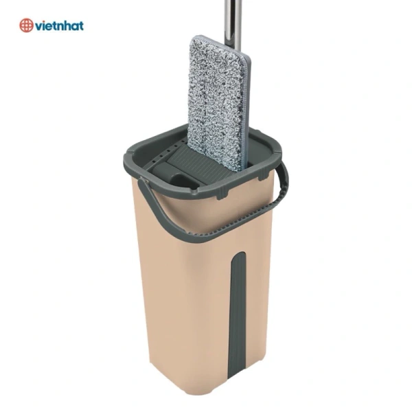 Thay vì phải vắt tay hay đạp chân như một số mẫu truyền thống, cây lau Việt Nhật 9560 sử dụng cơ chế bơm thủ công tích hợp trong thân cây. (Ảnh 3)