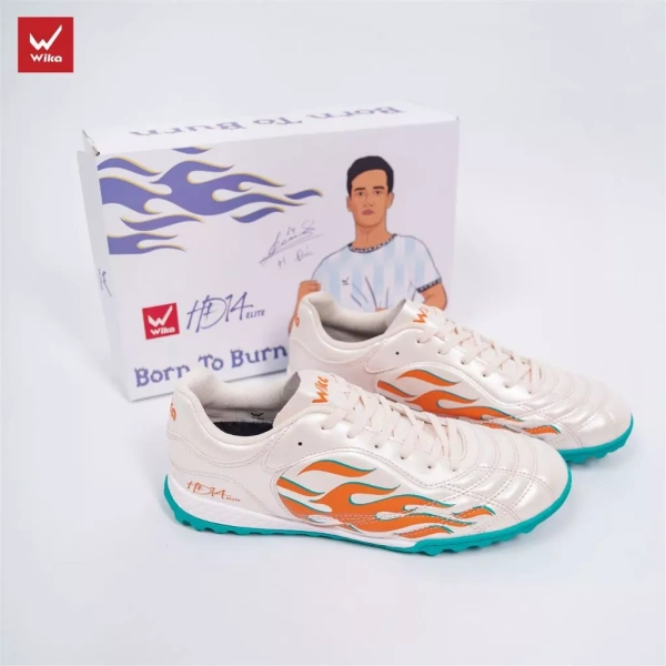 Sân cỏ nhân tạo được cấu tạo từ sợi tổng hợp, có tính hút ẩm cao hơn đất cỏ tự nhiên. (Ảnh 2) Sân cỏ nhân tạo được cấu tạo từ sợi tổng hợp, có tính hút ẩm cao hơn đất cỏ tự nhiên. (Ảnh 2)