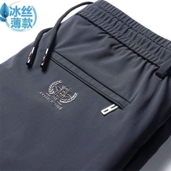 Quần nỉ nam không dính giúp duy trì form chuẩn suốt cả ngày ngay cả trong môi trường văn phòng nóng bức. - Ảnh 1
