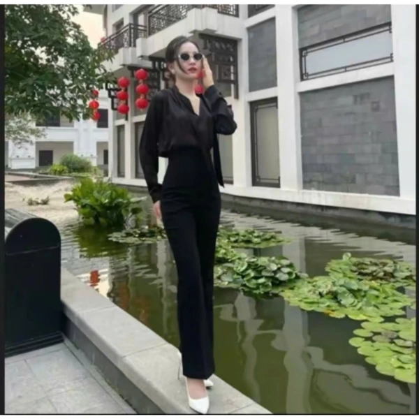 Quần tây ống loe lưng cao không chỉ thích hợp cho môi trường công sở mà còn đa năng trong các sự kiện thường ngày. (Ảnh 4)