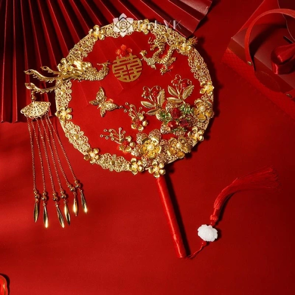Mỗi kiểu trang trí quạt lại đem đến một “câu chuyện” riêng, tùy thuộc vào sở thích và chủ đề của đám cưới. (Ảnh 2)