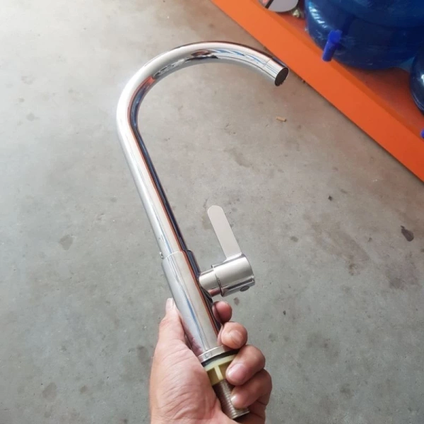 Giả sử bạn muốn chuyển chậu rửa từ góc bếp sang vị trí trung tâm để tạo không gian làm việc thông thoáng hơn. (Ảnh 3) Giả sử bạn muốn chuyển chậu rửa từ góc bếp sang vị trí trung tâm để tạo không gian làm việc thông thoáng hơn. (Ảnh 3)