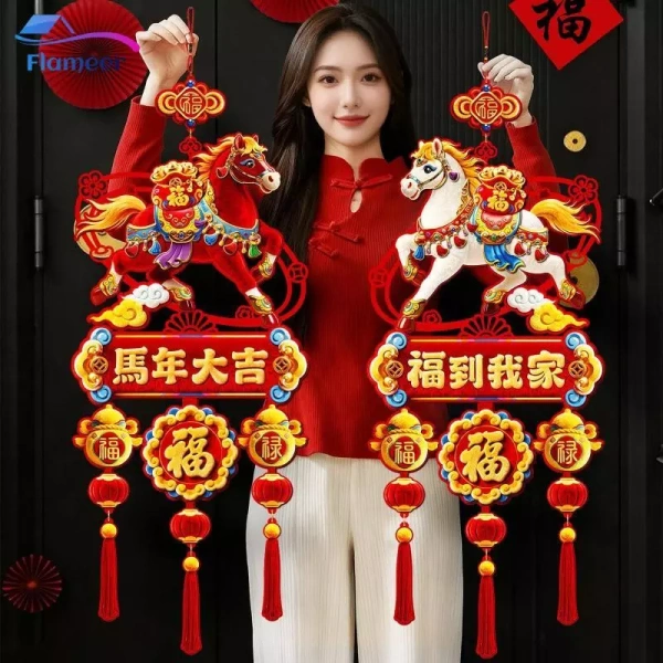 Một chuỗi trang trí Tết thường sử dụng các màu đỏ tươi, vàng óng hoặc xanh lá cây rực rỡ – những màu tượng trưng cho may mắn và thịnh vượng. (Ảnh 2)