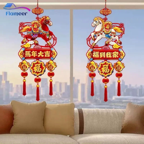 Việc treo chuỗi trang trí Tết chỉ là một phần của quá trình trang hoàng. (Ảnh 5)