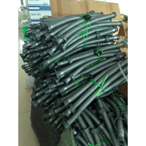 Vòng đệm silicone (còn gọi là “roăng”) được lắp giữa ốc xoáy và bề mặt thô của bồn rửa. (Ảnh 2) Vòng đệm silicone (còn gọi là “roăng”) được lắp giữa ốc xoáy và bề mặt thô của bồn rửa. (Ảnh 2)