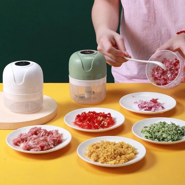 Nhiều người nghĩ rằng chỉ cần rửa nhanh dưới vòi nước là đủ, nhưng thực tế, nếu không dùng dung dịch tẩy rửa nhẹ hoặc không chà sát các kẽ, lớp bột tỏi ớt sẽ còn lại và cứng lại khi khô, làm cho lần sau việc làm sạch càng trở nên khó khăn. (Ảnh 2) Nhiều người nghĩ rằng chỉ cần rửa nhanh dưới vòi nước là đủ, nhưng thực tế, nếu không dùng dung dịch tẩy rửa nhẹ hoặc không chà sát các kẽ, lớp bột tỏi ớt sẽ còn lại và cứng lại khi khô, làm cho lần sau việc làm sạch càng trở nên khó khăn. (Ảnh 2)