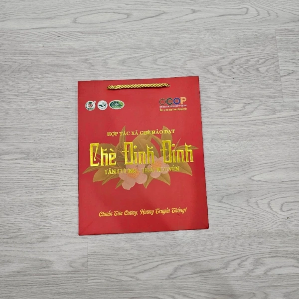 Đối với các siêu thị đang cố gắng nâng cao hình ảnh bằng bao bì đẹp và chuyên nghiệp, việc khách hàng nhìn thấy túi giấy bị rách ngay khi ra về có thể gây ấn tượng xấu. (Ảnh 3)