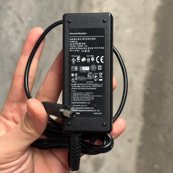 Thị trường hiện nay có vô số lựa chọn về adapter sạc, nhưng không phải tất cả đều đáp ứng tiêu chuẩn 19 V 2 A. (Ảnh 4) Thị trường hiện nay có vô số lựa chọn về adapter sạc, nhưng không phải tất cả đều đáp ứng tiêu chuẩn 19 V 2 A. (Ảnh 4)