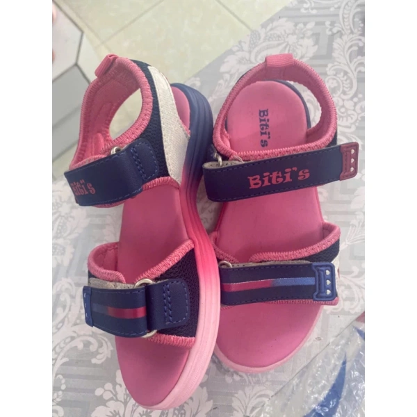 Quyết định mua sandal không chỉ dựa trên chất lượng, mà còn phải cân nhắc về thẩm mỹ. (Ảnh 2) Quyết định mua sandal không chỉ dựa trên chất lượng, mà còn phải cân nhắc về thẩm mỹ. (Ảnh 2)
