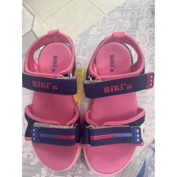 Độ bền của sandal phụ thuộc vào nhiều yếu tố: chất liệu trên bề mặt (da tổng hợp, vải lưới), cấu trúc khung (độ dày, mối nối), và cách gia công. (Ảnh 3) Độ bền của sandal phụ thuộc vào nhiều yếu tố: chất liệu trên bề mặt (da tổng hợp, vải lưới), cấu trúc khung (độ dày, mối nối), và cách gia công. (Ảnh 3)