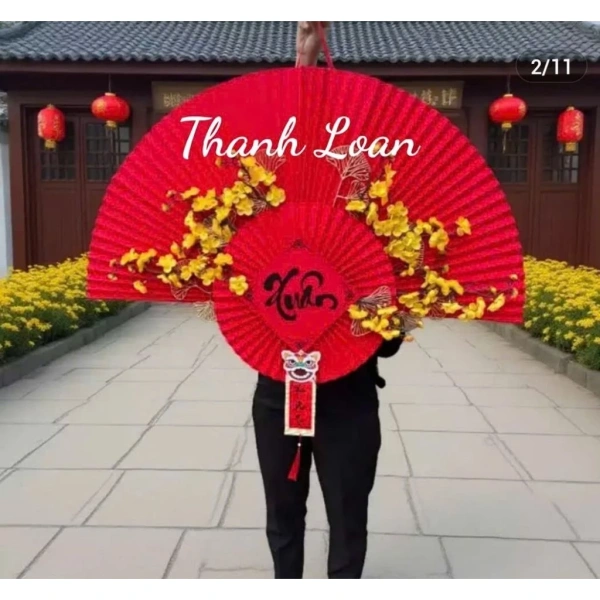 Có một quan niệm rằng “đồ trang trí Tết nhiều càng tốt” sẽ mang lại không gian sinh động. (Ảnh 2)