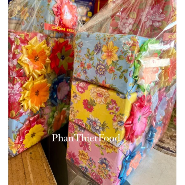 Thị trường bánh Tết ngày nay đa dạng từ bánh chưng, bánh tét, bánh dày tới những loại bánh kẹo truyền thống. (Ảnh 4)