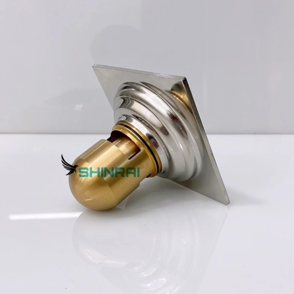 Phễu thoát nước đáy đồng 12×12 cm là một trong những sản phẩm được nhiều gia đình tin dùng nhờ sự kết hợp hoàn hảo giữa vật liệu cao cấp và thiết kế thông minh. (Ảnh 3)