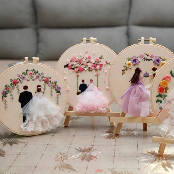 Một số người còn lựa chọn đặt tranh trong tủ kính có lớp UV bảo vệ. (Ảnh 3) Một số người còn lựa chọn đặt tranh trong tủ kính có lớp UV bảo vệ. (Ảnh 3)