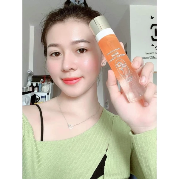 Trong thực tiễn, người dùng thường so sánh toner hoa cúc với các toner có chứa alpha arbutin hoặc licorice extract. (Ảnh 2) Trong thực tiễn, người dùng thường so sánh toner hoa cúc với các toner có chứa alpha arbutin hoặc licorice extract. (Ảnh 2)