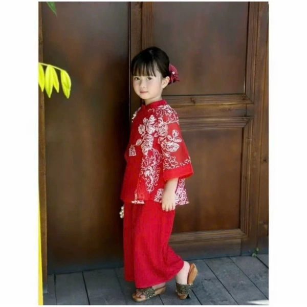 Kỹ thuật bảo quản không chỉ ảnh hưởng đến màu sắc mà còn tới các chi tiết kim loại và nhựa như khuy. (Ảnh 3)