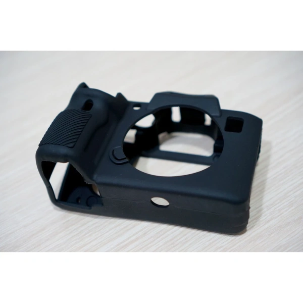 Silicone bảo vệ máy ảnh A7RIII ngăn bám tay hiệu quả, nhưng lại ảnh hưởng đến cảm giác cầm nặng. - Ảnh 3