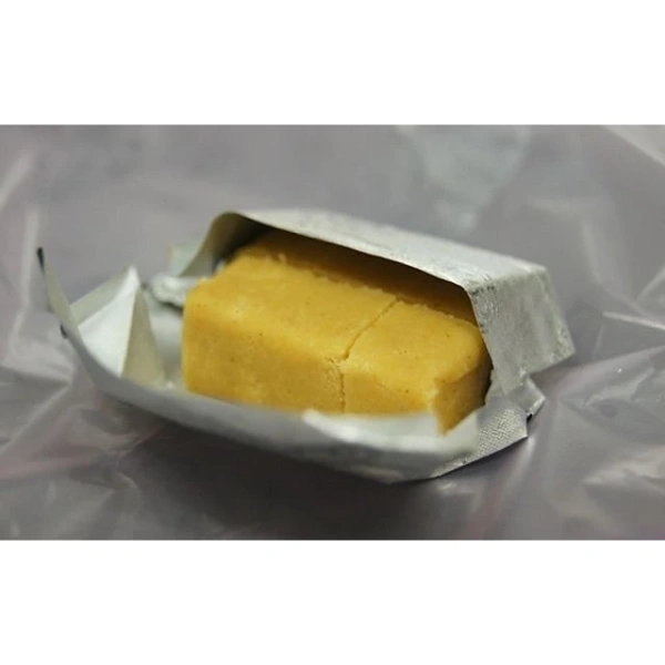 Bánh đậu xanh Hải Dương được làm từ bột đậu xanh tươi, đường, và mỡ thực vật (hoặc mỡ heo) – ba thành phần chính quyết định hương vị và độ ổn định. (Ảnh 2)