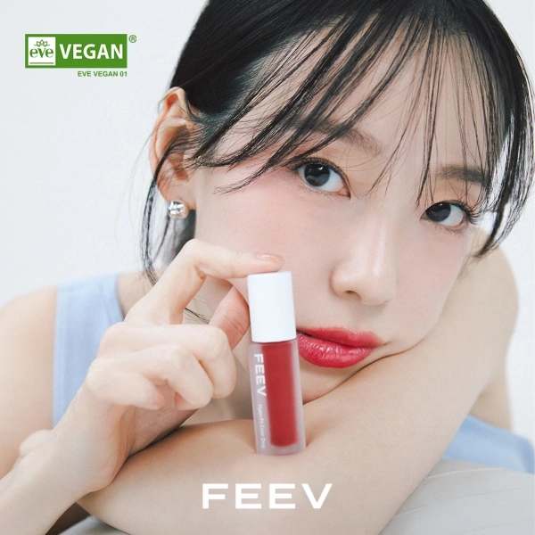 Sản phẩm này đi kèm với “dụng cụ bôi chân doe‑foot”, giúp bạn thoa son chính xác và kiểm soát lượng son. (Ảnh 4) Sản phẩm này đi kèm với “dụng cụ bôi chân doe‑foot”, giúp bạn thoa son chính xác và kiểm soát lượng son. (Ảnh 4)