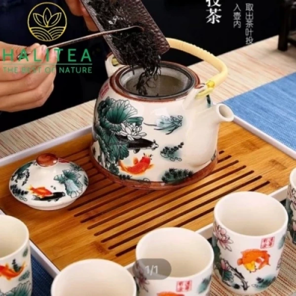 Nhiều ấm trà thông thường không có quai xách hoặc lưới lọc; người dùng phải dùng thìa hoặc rây rải rác. (Ảnh 4)