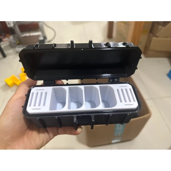 Sự bất ngờ khi chiếc hộp pin gọn nhẹ cho thẻ ảnh lại khiến việc thay pin trở nên khó khăn hơn - Ảnh 1