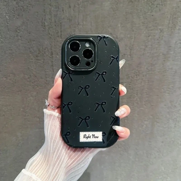 Sự bất ngờ khi chiếc ốp lưng iPhone màu đen sang trọng lại khiến cảm giác cầm chặt giảm đi. - Ảnh 1 Sự bất ngờ khi chiếc ốp lưng iPhone màu đen sang trọng lại khiến cảm giác cầm chặt giảm đi. - Ảnh 1