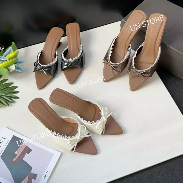 Trong quá trình lựa chọn một đôi dép cao gót quai ngang, không chỉ độ bám mà còn sự cân bằng giữa thẩm mỹ, chất lượng vật liệu và khả năng chịu lực là những yếu tố then chốt. (Ảnh 4)
