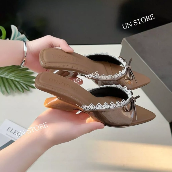 Trong quá trình lựa chọn một đôi dép cao gót quai ngang, không chỉ độ bám mà còn sự cân bằng giữa thẩm mỹ, chất lượng vật liệu và khả năng chịu lực là những yếu tố then chốt. (Ảnh 5)