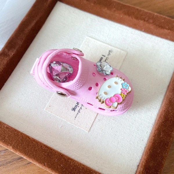 Trong kho tàng các mẫu kẹp tóc ngộ nghĩnh trên thị trường, Dé kẹp tóc mỏ vịt Hello Kitty nổi bật nhờ thiết kế thủ công tỉ mỉ, chất liệu hợp kim và rhinestone lấp lánh, phù hợp cho các bé gái yêu thích những chi tiết đáng yêu. (Ảnh 4)