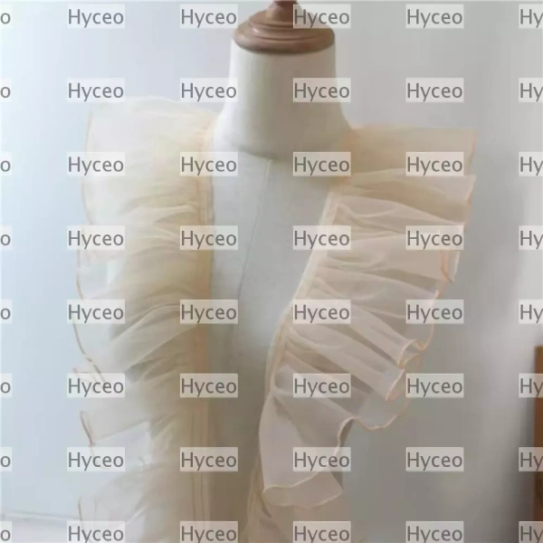 Sự bất ngờ khi lớp ren mỏng nhẹ gây rách trong quá trình may váy cưới - Ảnh 1