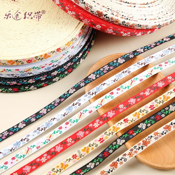 Một ngày dài dưới nắng gắt hoặc trong không khí ẩm ướt sẽ khiến sợi polyester hấp thụ ít độ ẩm, nhưng ren vẫn có thể bám bụi và vết bẩn. (Ảnh 3)