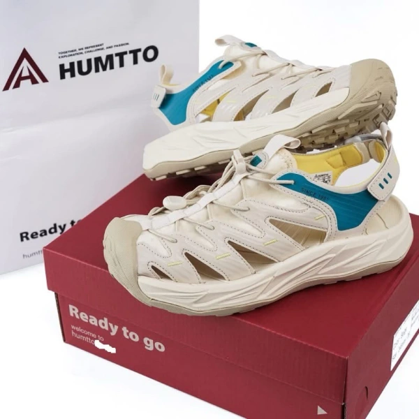 Sự bất ngờ khi sandal lội nước đa năng thực sự giữ được độ bám trên đá dốc, dù chỉ mua cho ngày nghỉ biển. - Ảnh 1 Sự bất ngờ khi sandal lội nước đa năng thực sự giữ được độ bám trên đá dốc, dù chỉ mua cho ngày nghỉ biển. - Ảnh 1