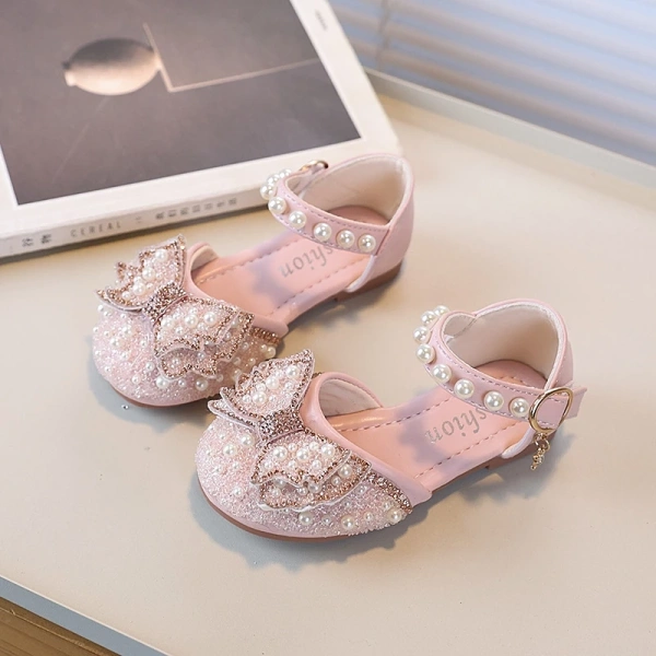 Những công nghệ này được lồng ghép tinh tế vào thiết kế của một mẫu sandal nào đó, và chính vì vậy khi mang chúng trên bờ biển, người dùng thường cảm nhận được độ “cười tươi” của đôi chân – không hề ngột ngạt hay bận bề. (Ảnh 3) Những công nghệ này được lồng ghép tinh tế vào thiết kế của một mẫu sandal nào đó, và chính vì vậy khi mang chúng trên bờ biển, người dùng thường cảm nhận được độ “cười tươi” của đôi chân – không hề ngột ngạt hay bận bề. (Ảnh 3)