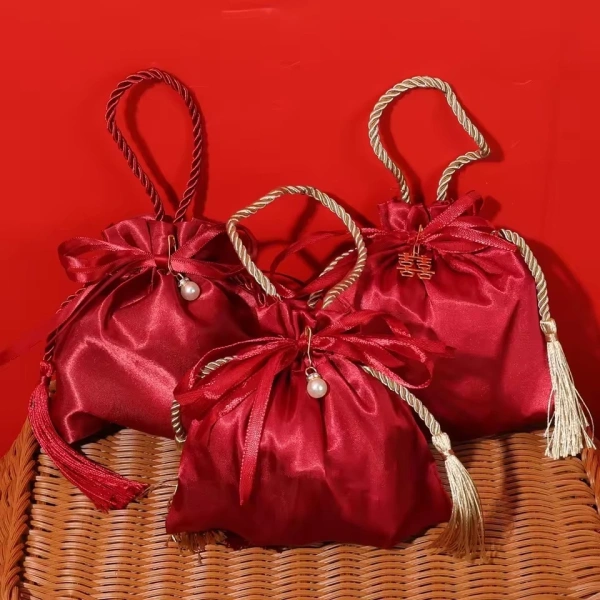 Vải satin mịn tạo cảm giác sang trọng, nhưng bề mặt trơn khiến kẹo có khả năng trượt ra một cách không kiểm soát khi người dùng kéo túi nhanh. (Ảnh 2)
