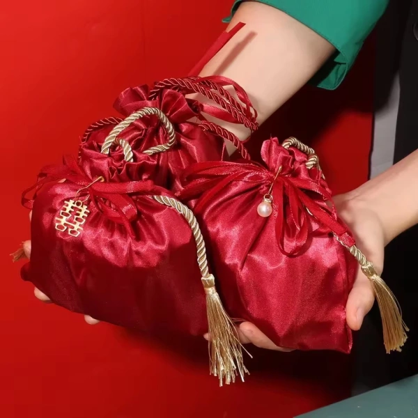 Nếu túi kẹo mini được đặt trên các khay bánh lớn, khách phải di chuyển tay qua nhiều chướng ngại vật để tới được túi. (Ảnh 3)