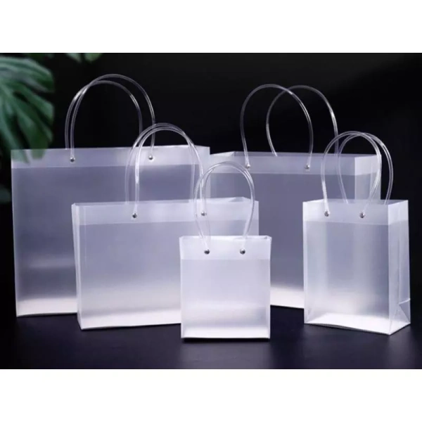 Như bạn đã trải qua, khi túi vừa đẹp vừa dễ rách, nguyên nhân chính không phải ở thiết kế mà là ở chất liệu PVC và cách xử lý tải trọng. (Ảnh 2)