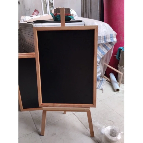 Với các tiêu chí về độ bền, thẩm mỹ và khả năng bảo trì, gỗ cao su vẫn là một lựa chọn cân bằng, đặc biệt khi kèm theo mặt bảng màu đen chịu nhiệt và tặng kèm phấn màu. (Ảnh 4)