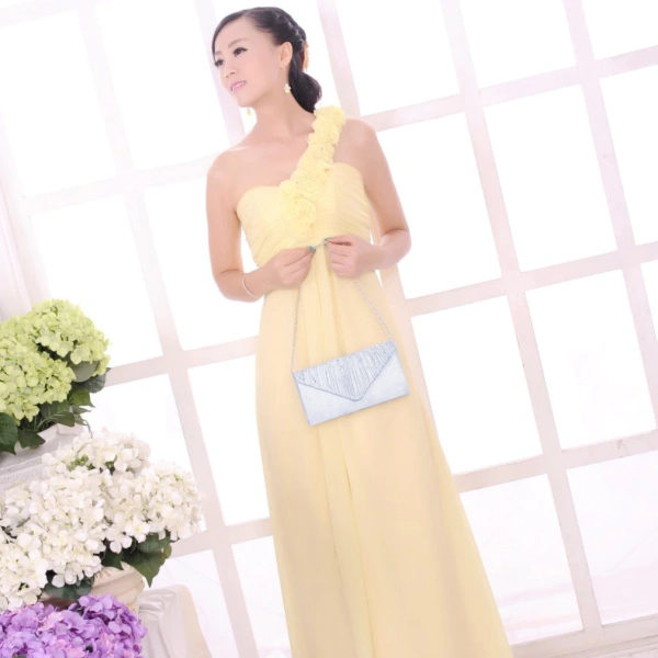 Sự cân nhắc giữa vẻ sang trọng của clutch bạc kèm phụ kiện và độ bền thực tế khi tham dự tiệc kéo dài - Ảnh 3 Sự cân nhắc giữa vẻ sang trọng của clutch bạc kèm phụ kiện và độ bền thực tế khi tham dự tiệc kéo dài - Ảnh 3