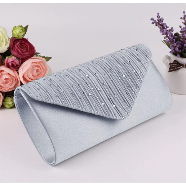 Trong kho tàng các mẫu clutch hiện có, “Túi Clutch Đeo Vai Nữ Sang Trọng Màu Bạc Kèm 2 Tất Độc Đáo và Thời Trang” là một mẫu đáng chú ý. (Ảnh 4) Trong kho tàng các mẫu clutch hiện có, “Túi Clutch Đeo Vai Nữ Sang Trọng Màu Bạc Kèm 2 Tất Độc Đáo và Thời Trang” là một mẫu đáng chú ý. (Ảnh 4)