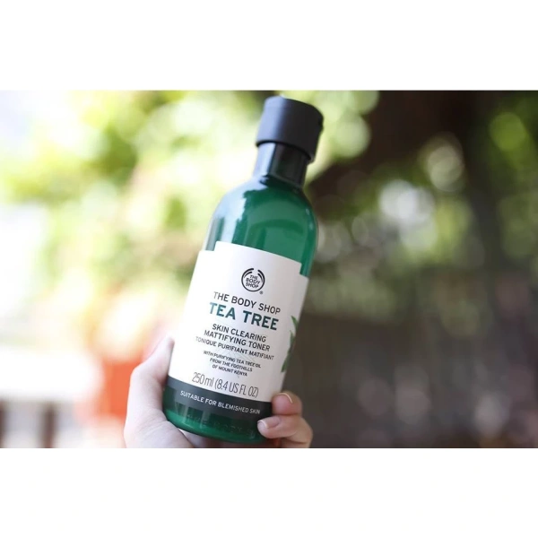 Một số người dùng có thói quen “lắc” hoặc “đánh” toner trên da mạnh tay, hoặc sử dụng quá nhiều lượng. (Ảnh 2) Một số người dùng có thói quen “lắc” hoặc “đánh” toner trên da mạnh tay, hoặc sử dụng quá nhiều lượng. (Ảnh 2)