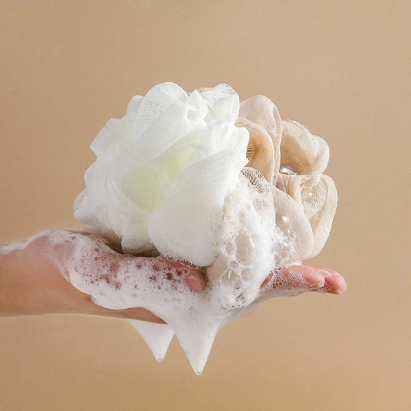 Những loại sữa tắm có độ nhám cao (gel, kem) thường tạo bọt ít hơn khi dùng chung với bông tắm lưới so với sữa tắm dạng lỏng. (Ảnh 3) Những loại sữa tắm có độ nhám cao (gel, kem) thường tạo bọt ít hơn khi dùng chung với bông tắm lưới so với sữa tắm dạng lỏng. (Ảnh 3)