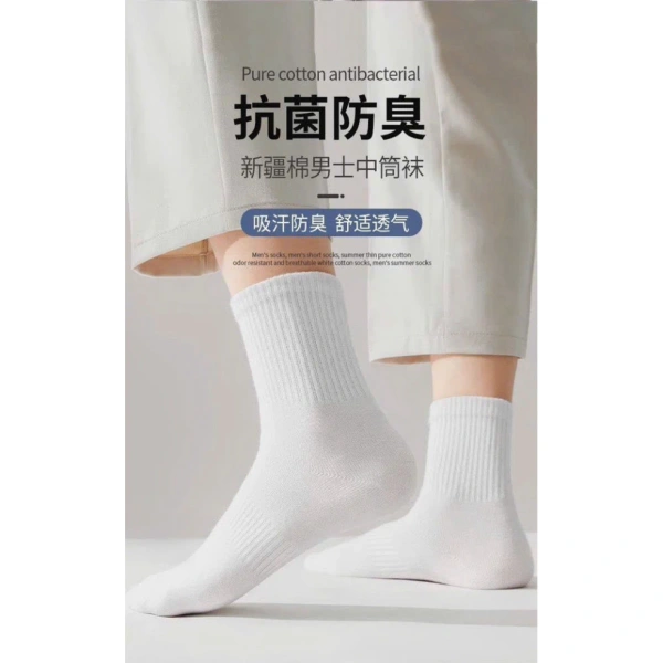 Màu trắng là “cờ trắng” trong tủ đồ công sở: dễ dàng kết hợp với mọi màu giày, từ sneakers thể thao đến giày da lịch lãm. (Ảnh 3) Màu trắng là “cờ trắng” trong tủ đồ công sở: dễ dàng kết hợp với mọi màu giày, từ sneakers thể thao đến giày da lịch lãm. (Ảnh 3)